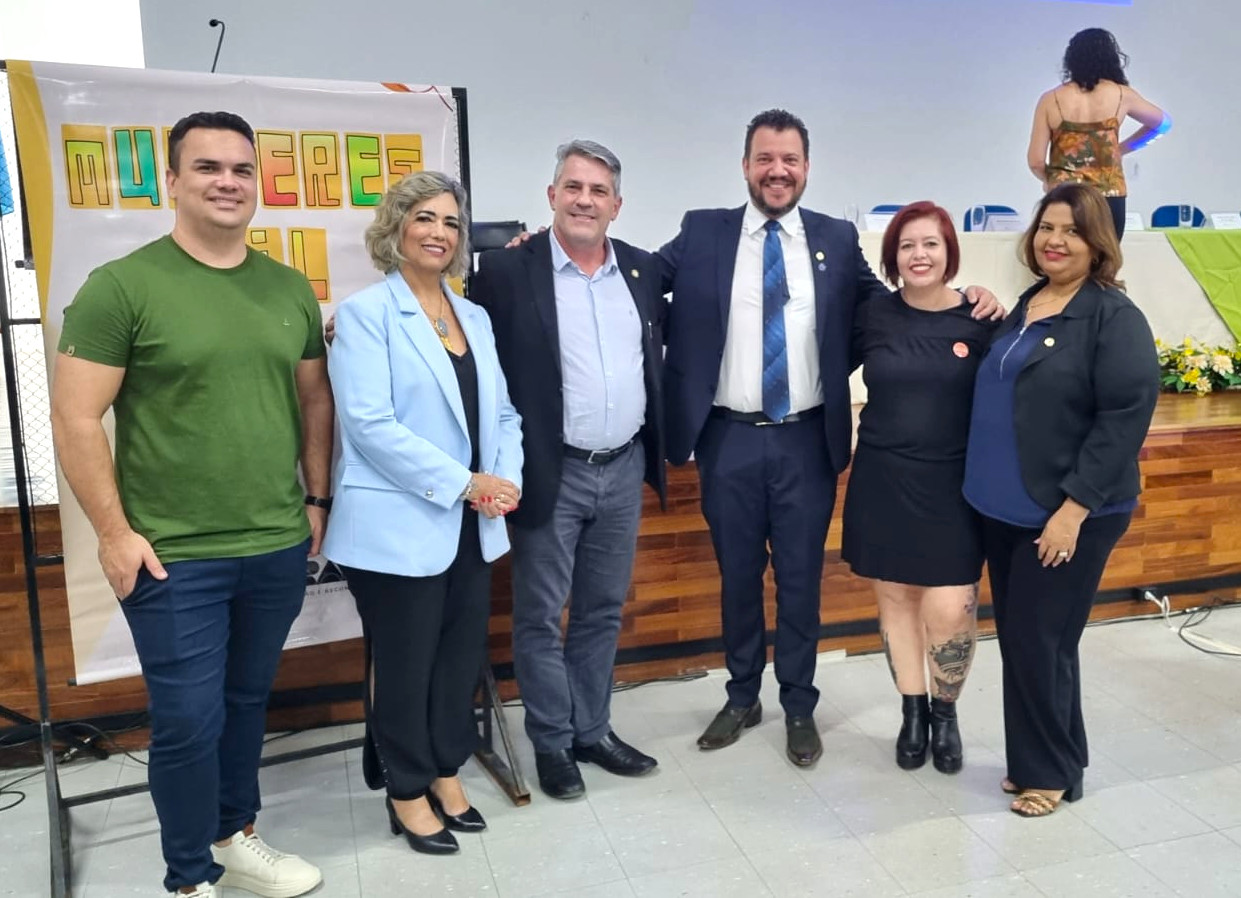 Reitora do IFG, Oneida Irigon, e equipe com o secretário da Setec, Marcelo Bregnoli